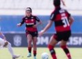 Jogadoras de Ferroviária e Flamengo em disputa de bola durante partida do Brasileirão Feminino.