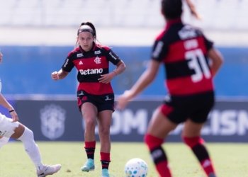 Jogadoras de Ferroviária e Flamengo em disputa de bola durante partida do Brasileirão Feminino.