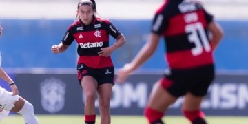 Jogadoras de Ferroviária e Flamengo em disputa de bola durante partida do Brasileirão Feminino.