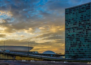 Câmara aprova corte de impostos para combustíveis e expande incentivos a setores estratégicos