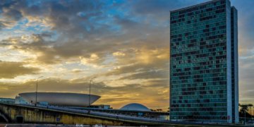 Câmara aprova corte de impostos para combustíveis e expande incentivos a setores estratégicos