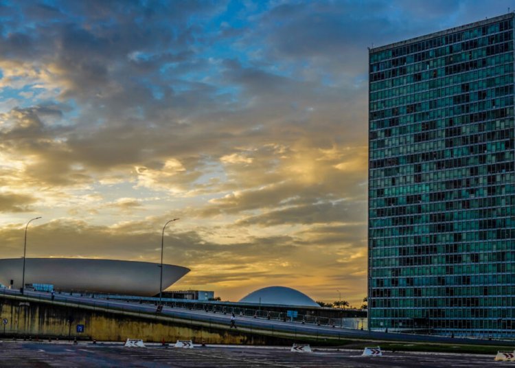 Câmara aprova corte de impostos para combustíveis e expande incentivos a setores estratégicos