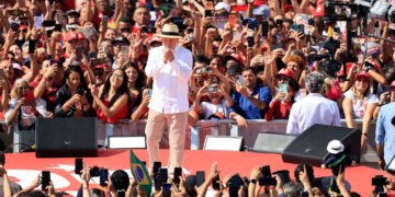 Candidatos à presidência dão a largada na campanha eleitoral com atos por todo o país