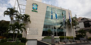 CBF implementa mudanças no regulamento para aumentar tempo de bola rolando nos gramados