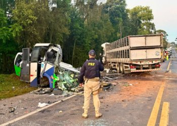 Colisão entre ônibus e carreta na BR-373 deixa 23 mortos nos Campos Gerais do Paraná