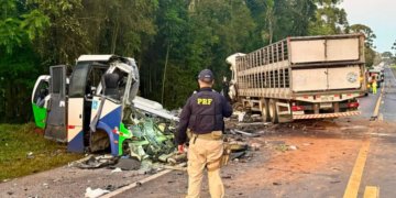 Colisão entre ônibus e carreta na BR-373 deixa 23 mortos nos Campos Gerais do Paraná