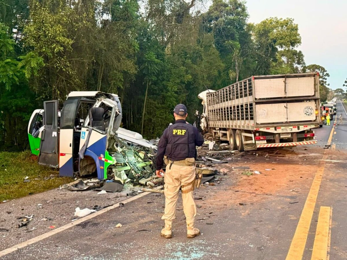 Colisão entre ônibus e carreta na BR-373 deixa 23 mortos nos Campos Gerais do Paraná