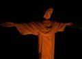 Cristo Redentor ganha tom laranja para expor a urgência do combate ao feminicídio