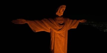 Cristo Redentor ganha tom laranja para expor a urgência do combate ao feminicídio