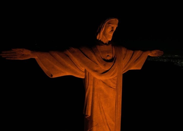 Cristo Redentor ganha tom laranja para expor a urgência do combate ao feminicídio