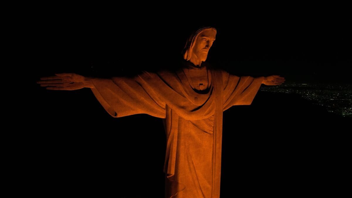 Cristo Redentor ganha tom laranja para expor a urgência do combate ao feminicídio