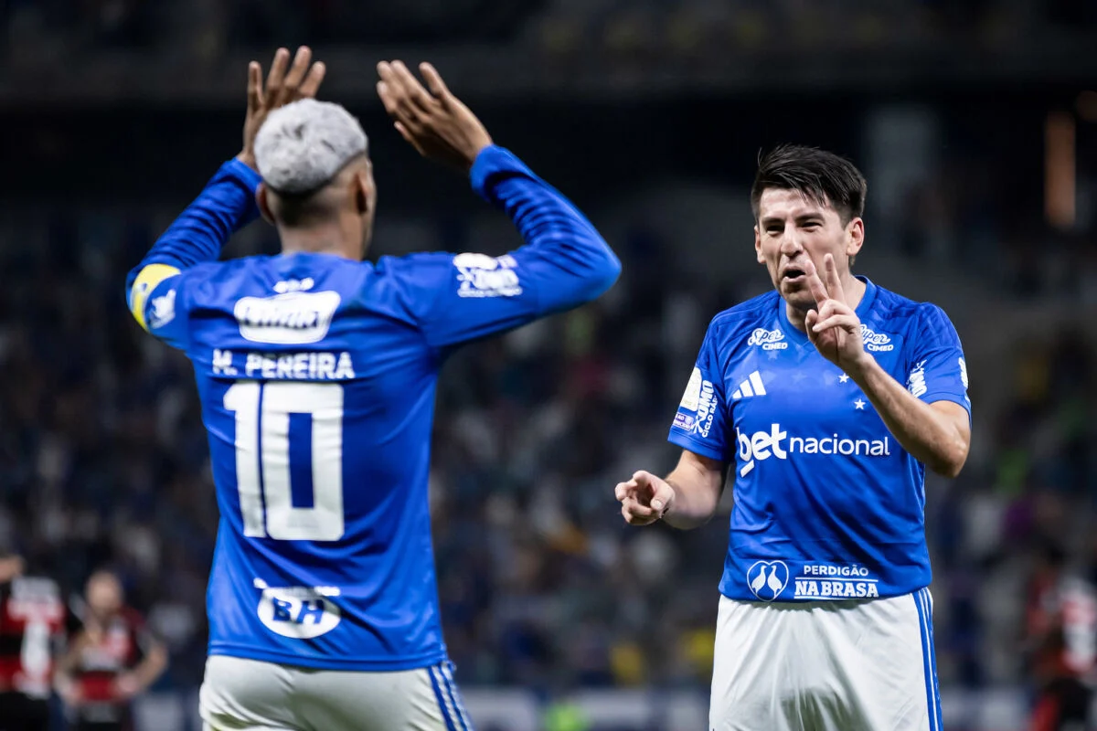 Cruzeiro bate Flamengo de virada no Mineirão e impede rival de assumir a liderança