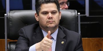 Davi Alcolumbre destrava PEC do fim da escala 6x1 após articulação com o Planalto