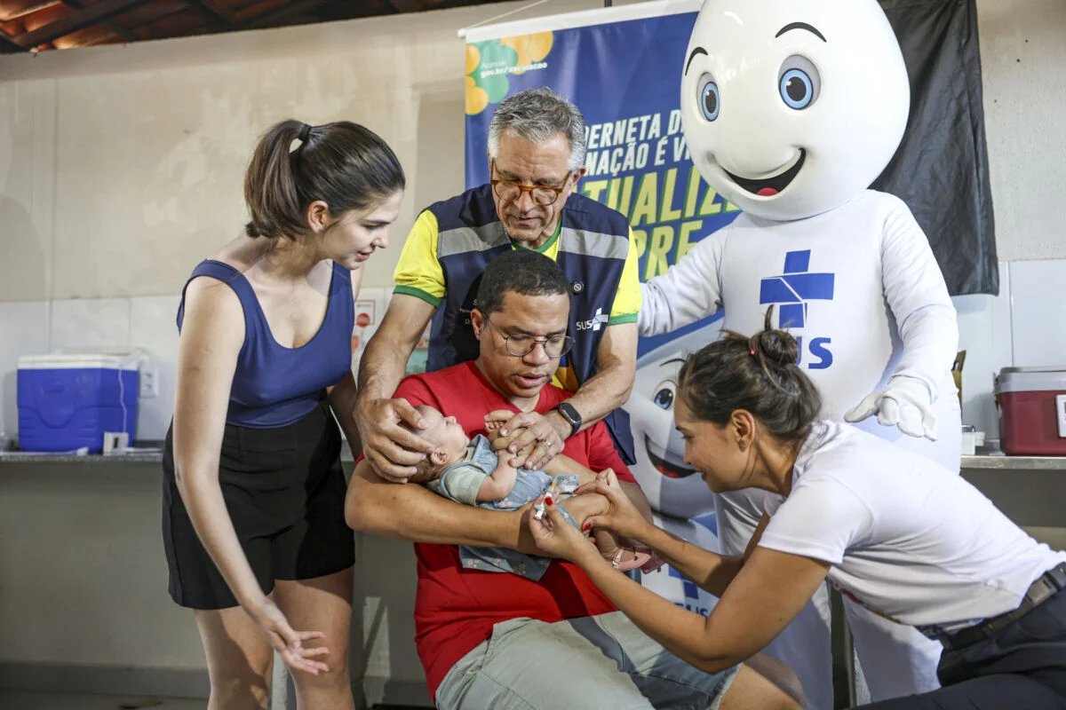 Dia D de multivacinação mobiliza o país para atualizar cadernetas e barrar o sarampo