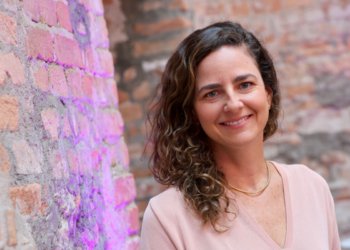 Ensino integral supera escolas parciais no desempenho de alunos vulneráveis no Ideb 2025
