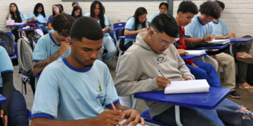 Estudantes nascidos em setembro e outubro recebem nova parcela do Pé-de-Meia nesta sexta-feira