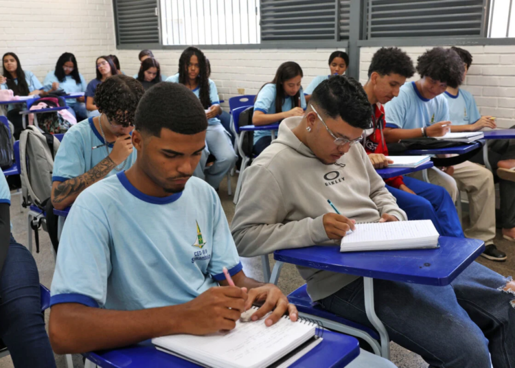 Estudantes nascidos em setembro e outubro recebem nova parcela do Pé-de-Meia nesta sexta-feira
