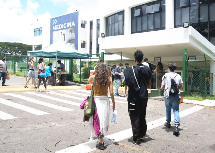 Estudantes têm até 16 de setembro para quitar débitos do Fies via Desenrola Fies 2026