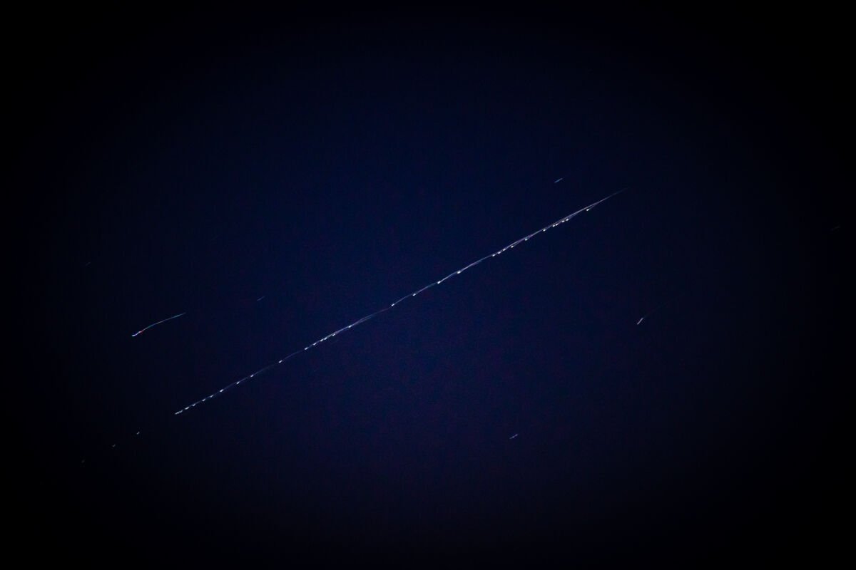 Excesso de satélites em órbita ameaça a integridade das observações astronômicas terrestres
