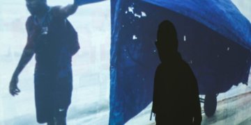 Exposição fotográfica em centro cultural do Rio revela o lado artístico do comércio nas praias