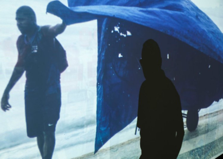 Exposição fotográfica em centro cultural do Rio revela o lado artístico do comércio nas praias