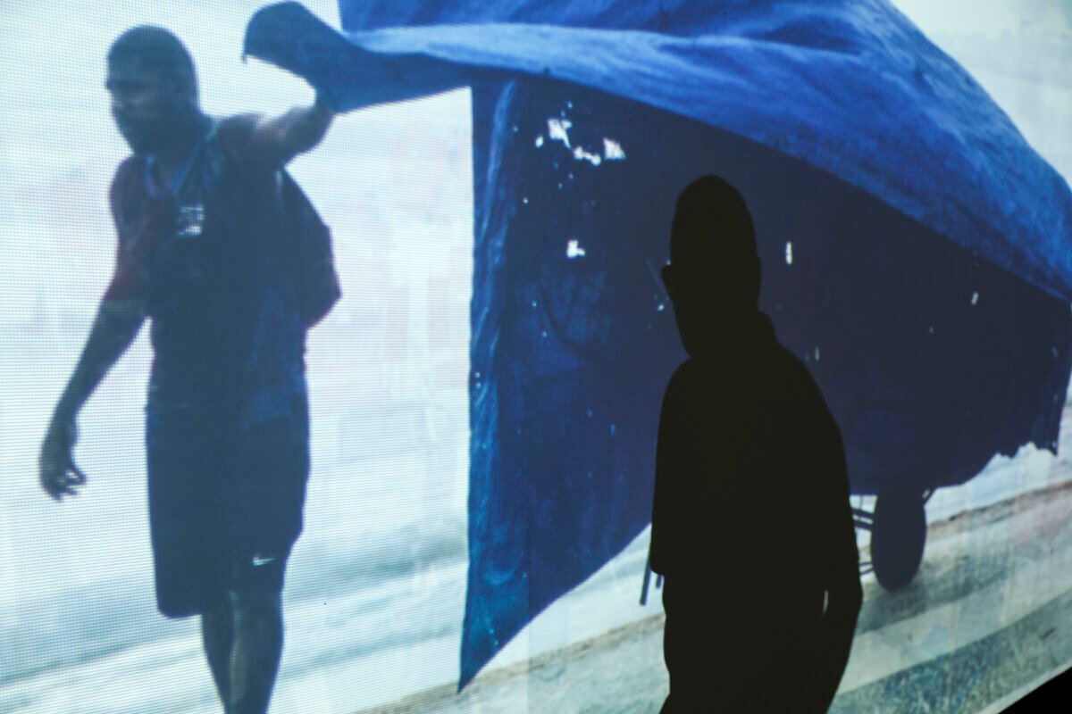 Exposição fotográfica em centro cultural do Rio revela o lado artístico do comércio nas praias