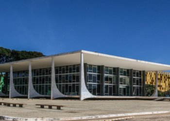 Flávio Dino ordena investigação da PF sobre irregularidades de R$ 55,4 milhões em emendas Pix