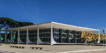 Flávio Dino ordena investigação da PF sobre irregularidades de R$ 55,4 milhões em emendas Pix