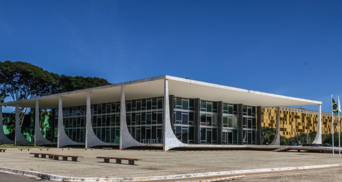 Flávio Dino ordena investigação da PF sobre irregularidades de R$ 55,4 milhões em emendas Pix