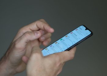 Golpistas utilizam IA e marcas falsas para enganar endividados em redes sociais