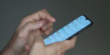 Golpistas utilizam IA e marcas falsas para enganar endividados em redes sociais