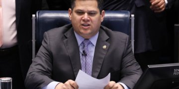 Governo pressiona Davi Alcolumbre pela instalação de comissão da MP das blusinhas