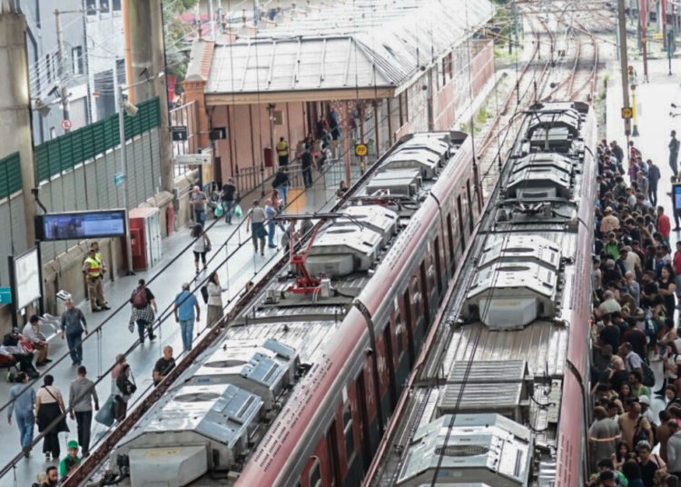 Greve na CPTM paralisa linhas 11, 12 e 13 após trabalhadores rejeitarem privatização