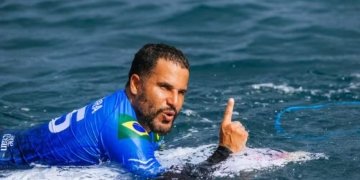 Ítalo Ferreira domina tubos em Teahupo’o e garante vaga nas semifinais da WSL