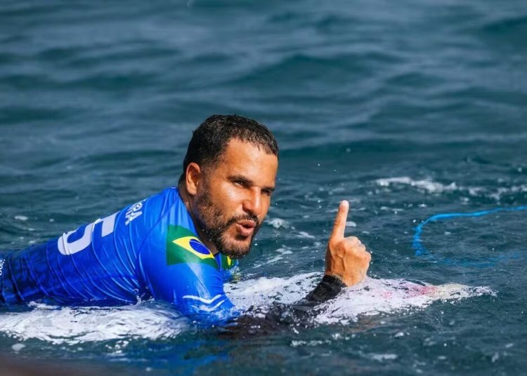 Ítalo Ferreira domina tubos em Teahupo’o e garante vaga nas semifinais da WSL