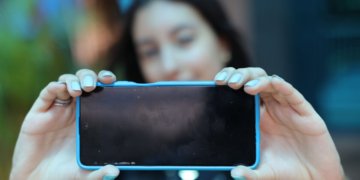 Jovens brasileiros defendem mudanças profundas na internet para garantir uso mais saudável