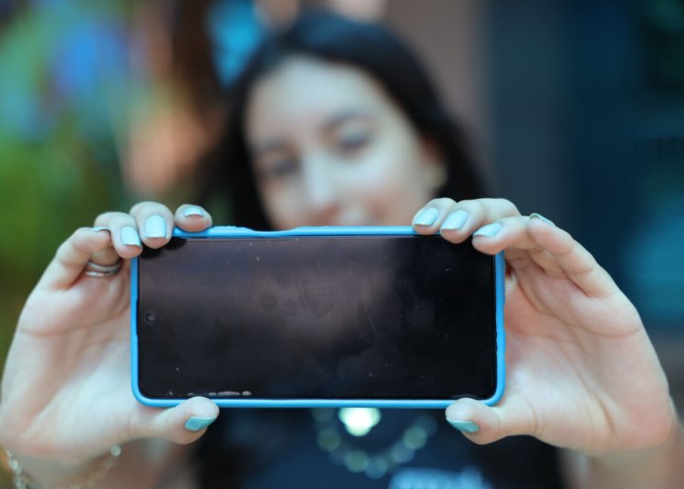 Jovens brasileiros defendem mudanças profundas na internet para garantir uso mais saudável