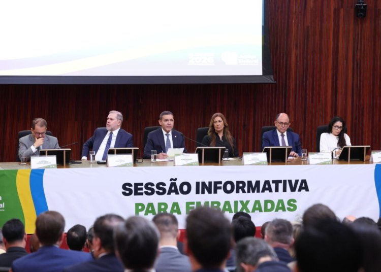 Kassio Nunes Marques reforça confiabilidade da urna eletrônica diante de corpo diplomático