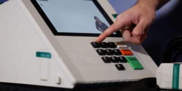 Lacração de sistemas eleitorais e assinatura digital bloqueiam mudanças em urnas eletrônicas