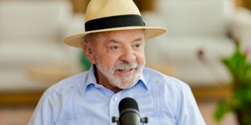 Luiz Inácio Lula da Silva busca novo mandato presidencial consolidando trajetória no PT