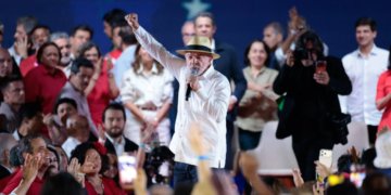Lula buscará quarto mandato presidencial após PT oficializar chapa com Alckmin para 2026