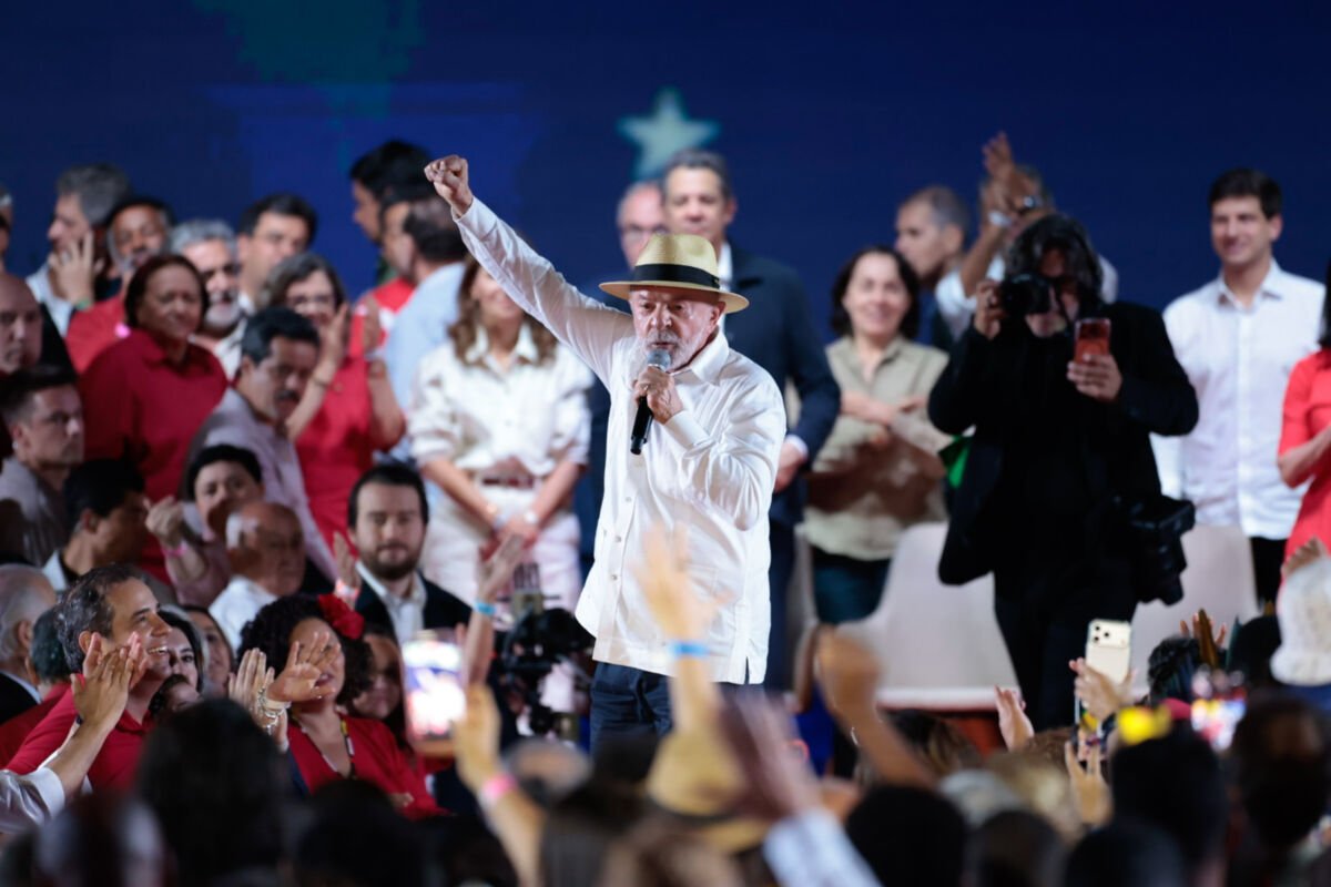 Lula buscará quarto mandato presidencial após PT oficializar chapa com Alckmin para 2026