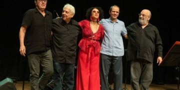 Obra de Caetano Veloso ganha releitura no palco do programa Cena Musical deste sábado