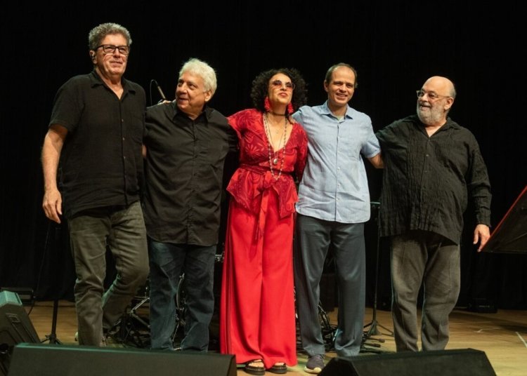 Obra de Caetano Veloso ganha releitura no palco do programa Cena Musical deste sábado