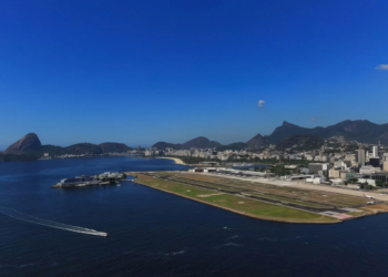 Operações suspensas no aeroporto Santos Dumont após saída de pista de jatinho executivo