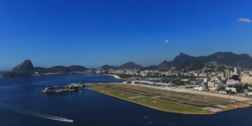 Operações suspensas no aeroporto Santos Dumont após saída de pista de jatinho executivo