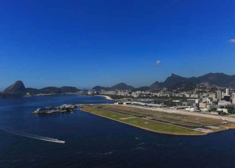 Operações suspensas no aeroporto Santos Dumont após saída de pista de jatinho executivo