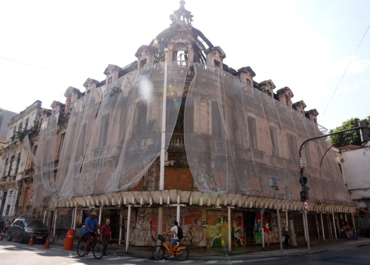 Palacete Imperial agoniza em ruínas sob o descaso de autoridades no centro do Rio
