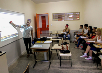 Pé-de-Meia deposita incentivo para estudantes nascidos em maio e junho nesta quarta-feira