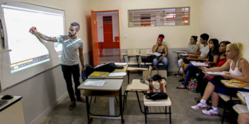 Pé-de-Meia deposita incentivo para estudantes nascidos em maio e junho nesta quarta-feira